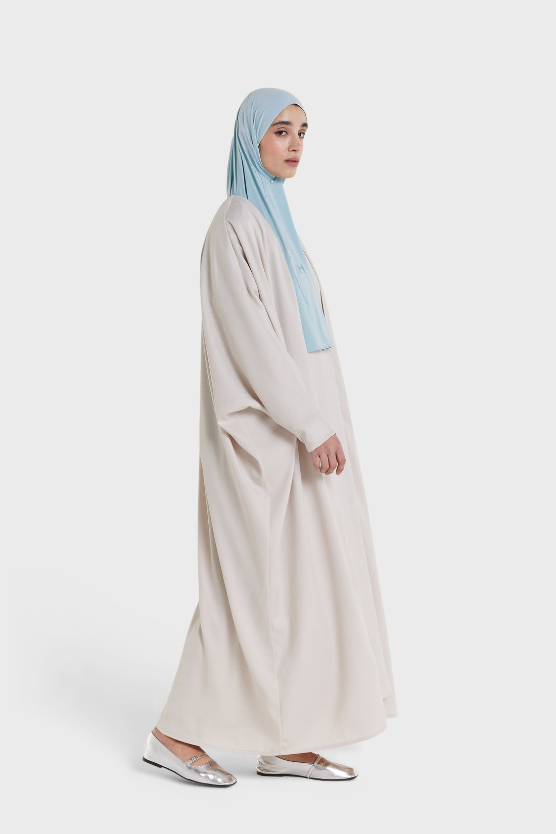 Abaya aus mattem Satin mit Fledermausärmeln | Biskuit
