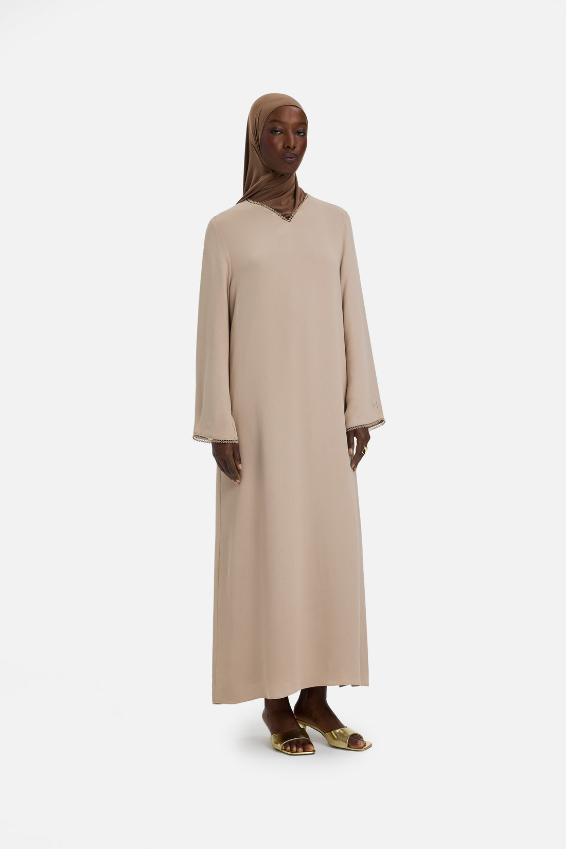 Robe mit Picotausschnitt | Mokka