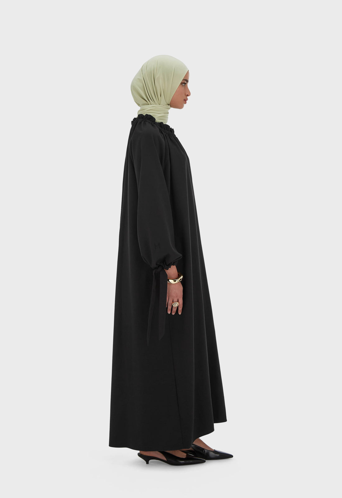 Gerüschtes Kleid am Ausschnitt | Schwarz
