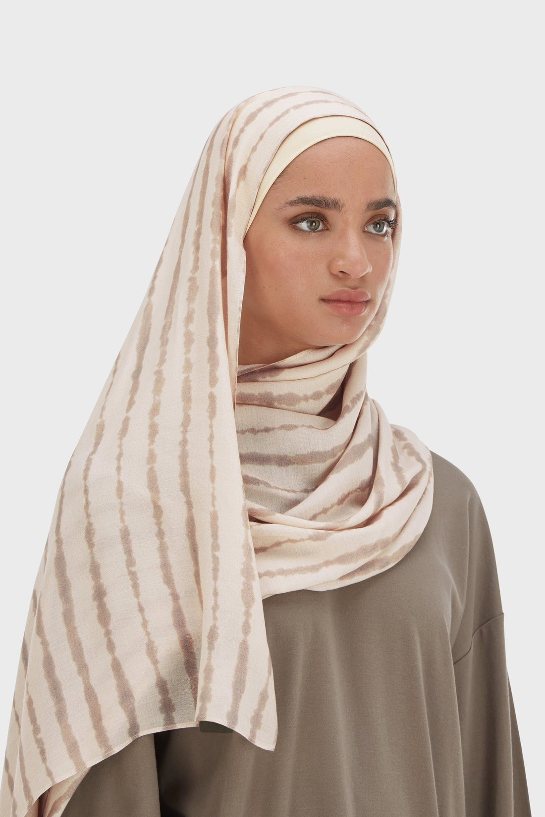 Weightless gewebter Schal | Weicher Khaki Shibori-Druck